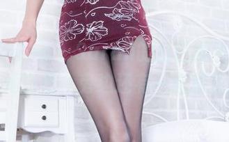 Beautyleg – Sarah的白色图包——舞台上她自己，旁边还有一盒棉花糖！