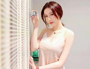 Feilin嗲囡囡 – 这张晗大大Via的图片分享，有种“丝袜搭配”的魔力，好吧，我认了！