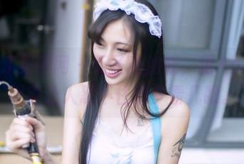 GIRLT果团网 – 无圣光加成，甜Abby的眼镜让人忍不住想多看几眼。