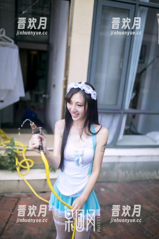 GIRLT果团网-甜Abby GIRLT果团网 - 无圣光加成,甜Abby的眼镜让人忍不住想多看几眼。