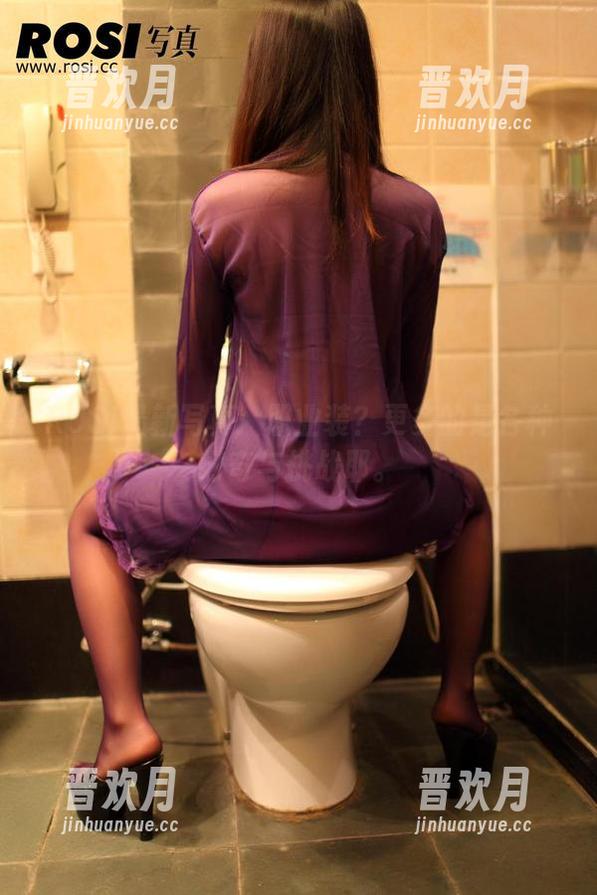 ROSI ROSI最新写真:职业装?更多的是各种好奇与挑战耶。