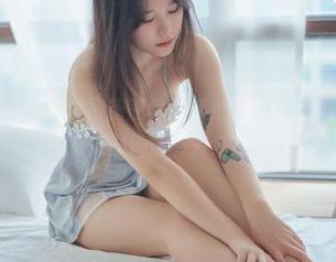 Sira(시라)，这套最新图包的裸足元素有点奇妙，我在想她对地面有多好感…