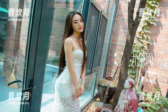 UGirls尤果网-松果儿 UGirls尤果网 - 松果儿的牛仔裤写真集:这裤子能不能再紧一点?原图一探究竟!