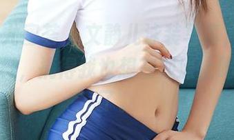 YouMi尤蜜荟 – 文静儿泳装写真，悠然自得的模样，搞得我也想在沙滩上喝椰子水了。