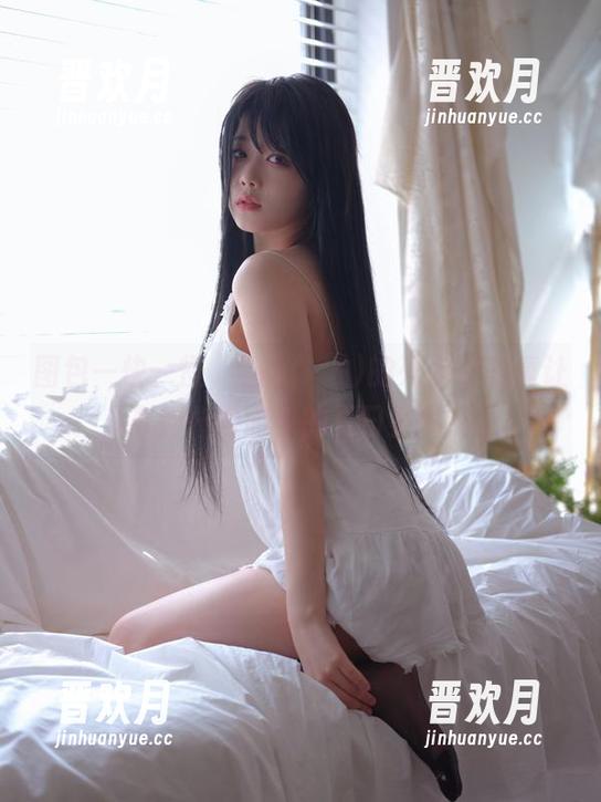 图包一快一慢，Zia(지아)的死库水写真让人有种扑面而来的夏日梦幻感。
