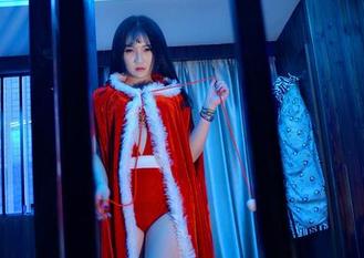 pans – 这图片！安妮的美脚在无圣光下，显出一种不经意的优雅。