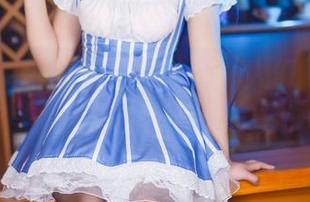 在九曲Jean的红裙校园里，人们默默地将审美提升到新高度……或许。