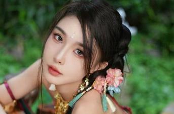 写真衷情：余多多Dudu和她的氛围紫皇女，福利和想象共同作战。