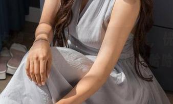 克拉女神 – 小芹的制服照片合集，恍惚间我都想加入这段青春剧，哈哈哈哈！