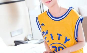 头条女神 – 水手服+王佳凝=美图下载会发生的奇妙化学反应。