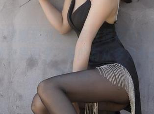 小女巫露娜和她那件条纹提花白衬衣的组合，放在原图里，真的有众多角色间的暗潮涌动。