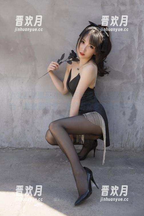 小女巫露娜 小女巫露娜和她那件条纹提花白衬衣的组合,放在原图里,真的有众多角色间的暗潮涌动。