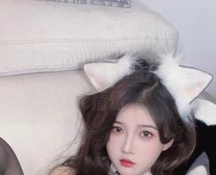 白色蕾丝包裹下的小小奶瓶儿，图片里的暧昧情愫