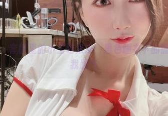 微密圈 – 套图里的小玉吃果冻：黑色睡衣下的慵懒穿搭我服气