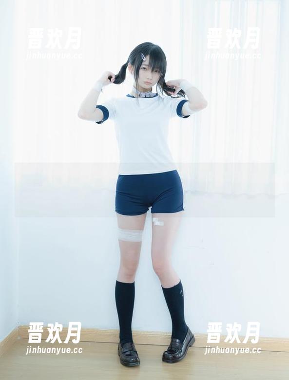 少女秩序-小鱼 少女秩序 - 在小鱼的私房写真里,泳池的水光拂面而来。