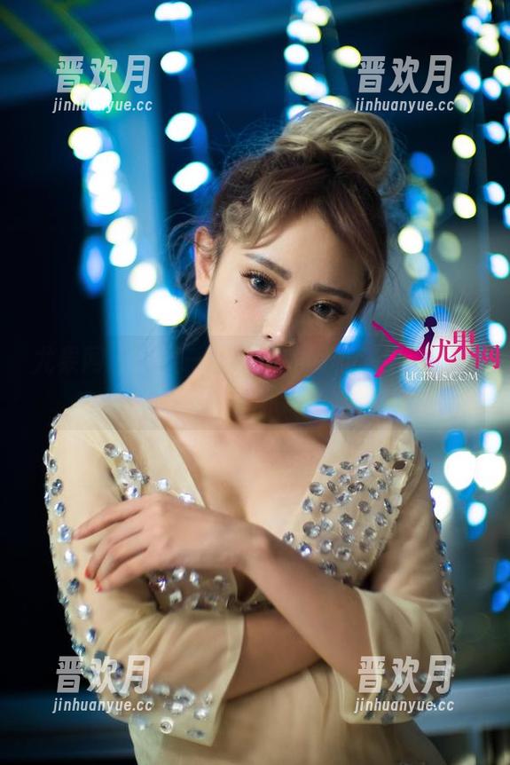 尤果网 - 想要一场时尚的滑稽演出？来欣赏莉恩的网袜套图吧。