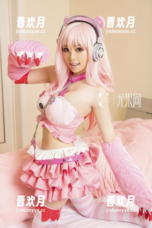 尤果网的全套纯白之恋：衣服都不想脱了，哈哈。