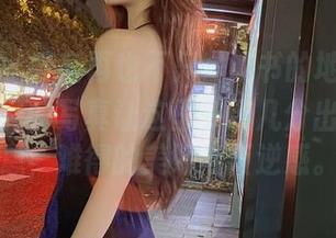 微密圈 – 教室再也不只是读书的地方，就是阿朱啊的写真让这里多了几分出格的气息，难得的美好与叛逆感。