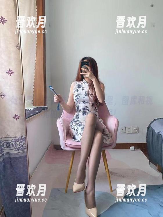 微密圈 - 在提袜少女的微信里，图库和视角的碰撞，有点意思！