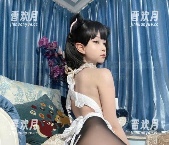 微密圈 - 原图比我还火，无欲无求的推土君的红色战裙绝了，壁纸秒变桌面风景。