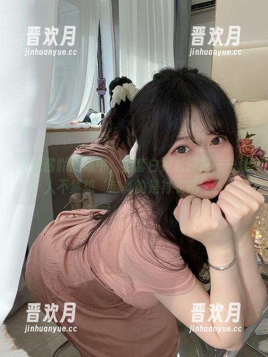 是依酱吖 是依酱吖图集中,全套白衬衫搭配——让人不禁想‘这真的是衬衣吗’?