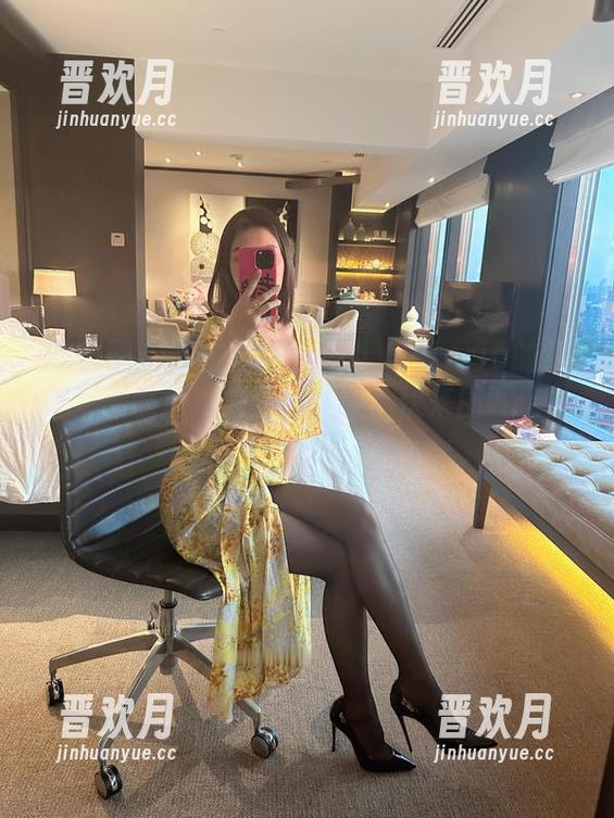 果儿Victoria 微密圈 - 品位升级:果儿Victoria的红皮束身照片,免费完整版,快来围观这份‘性感’!