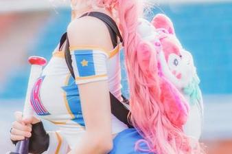 这些美图里，桜桃喵红色体操服的样子，有种难以言喻的魔力。