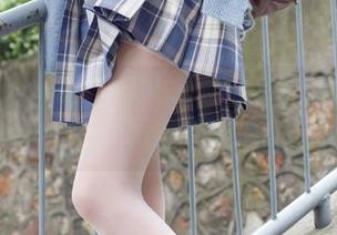森萝财团红色格子裙白丝MM——她的白丝连心脏都给我提神了