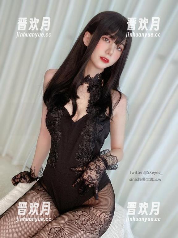 在逐浪中穿梭：眼酱大魔王w的泳装高清照片档案！