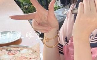 眼酱大魔王w的免费写真：30d灰蕾丝胖次带你狂欢十分钟！