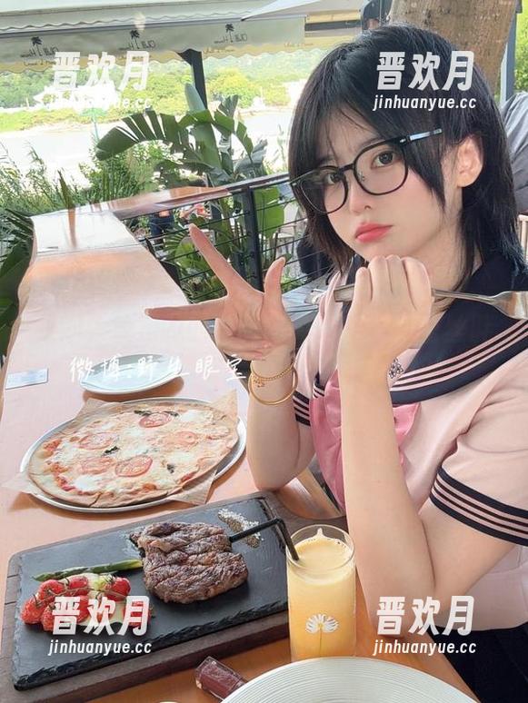 眼酱大魔王w的免费写真：30d灰蕾丝胖次带你狂欢十分钟！