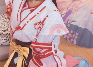 看这绝妙搭配！是神乐坂真冬在冬季披泳衣，还是我眼花了？