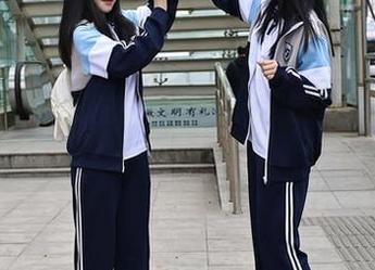 秀人网 – 俞漫的纯白写真：我这里的色彩被强行移除了？
