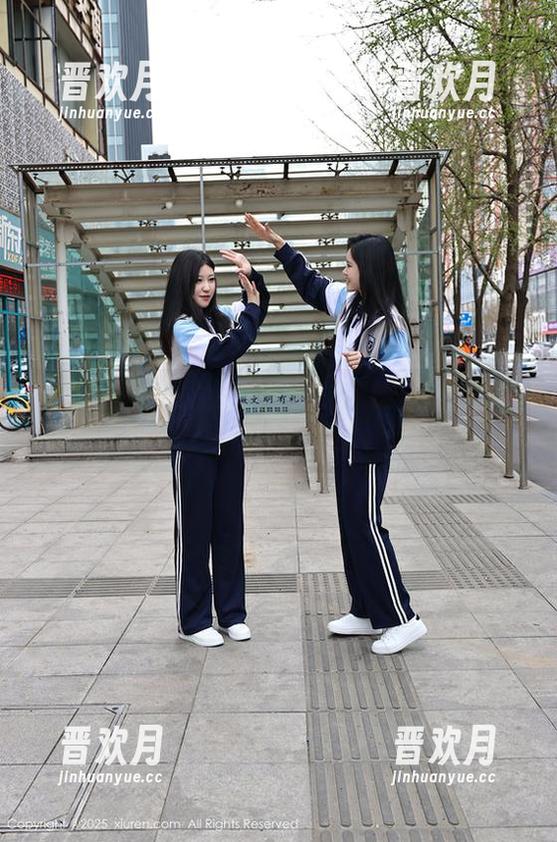 秀人网 - 俞漫的纯白写真：我这里的色彩被强行移除了？