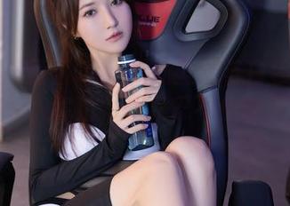 秀人网 – 楚恬Olivia的壁纸与白色写真：简单得令人害怕，却又忍不住想多看几眼。