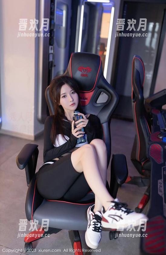 秀人网-楚恬Olivia 秀人网 - 楚恬Olivia的壁纸与白色写真:简单得令人害怕,却又忍不住想多看几眼。