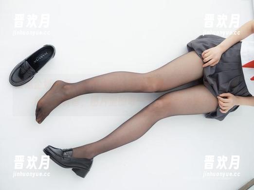 紧急企划 - 看，这距离成就绝佳眼镜搭配还差那么一点的龙崎聆音，图片里的每一个细节都太赞了。