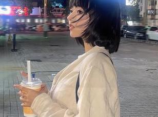 舞小喵的写真集，想问问大家，这样的美脚跟我以前想的不太一样吧？
