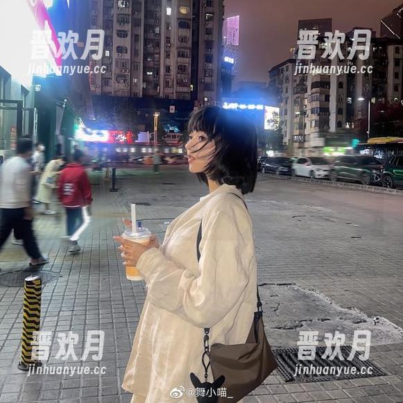 舞小喵 舞小喵的写真集,想问问大家,这样的美脚跟我以前想的不太一样吧?