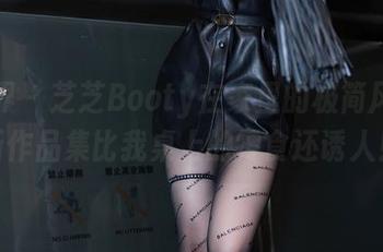 语画界 – 芝芝Booty在家里的极简风，最新作品集比我桌上的零食还诱人！