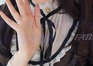 说好免费呢！迷之呆梨的YorForger约尔·福杰让我想继续刷下去，停不下来。