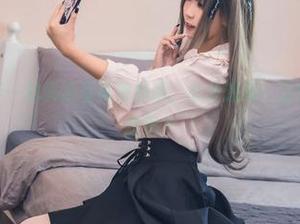 我在看里见年一的最新写真集刻晴，心里想着：这也是另一种冥想呢？