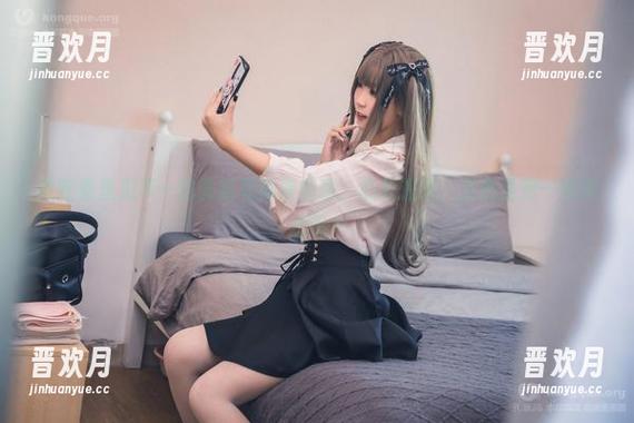 里见年一 我在看里见年一的最新写真集刻晴,心里想着:这也是另一种冥想呢?