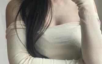 微密圈 – 陈佩奇牵手水手服，老实说，原图和图包搭配得真不错。