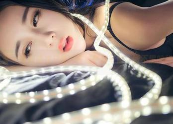 青豆客 – 何晨曦在户外，在线轻松写照：晒不黑的秘诀？