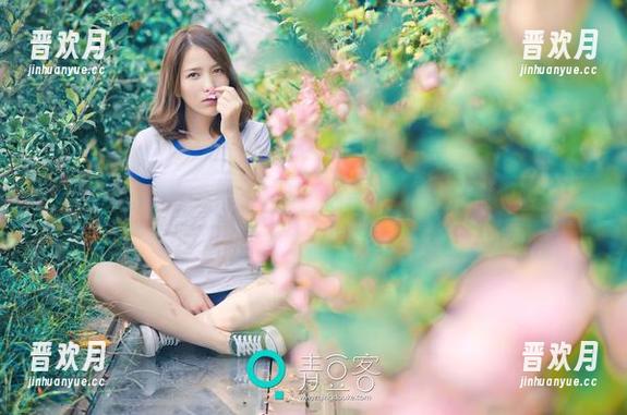 青豆客 - 不愧是姐妹花，白一晗的定制图集中最暗沉的那一面