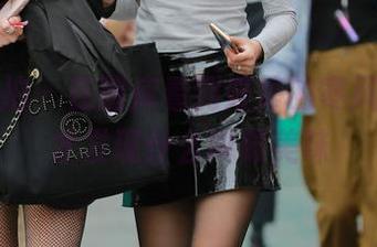 魔镜街拍 – 在图库看到婷婷的寒风肉丝，才发现什么叫做美味