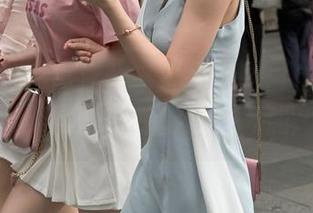魔镜街拍：高清分享轻轨上的白色吊带肉丝美女，让我眼皮都开始“沉醉”了～