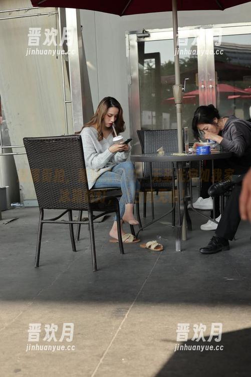 魔镜街拍，姐妹花街拍，无圣光宛如我家冰箱的灯，泛白而无情！