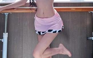 微密圈 – 写真里的黎允熙：这一身灰色后妈裙，“成年人的”和“少女心”的拼盘？